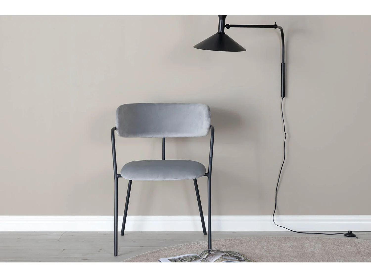 Arrow chaise de salle à manger avec accoudoirs, velours gris.