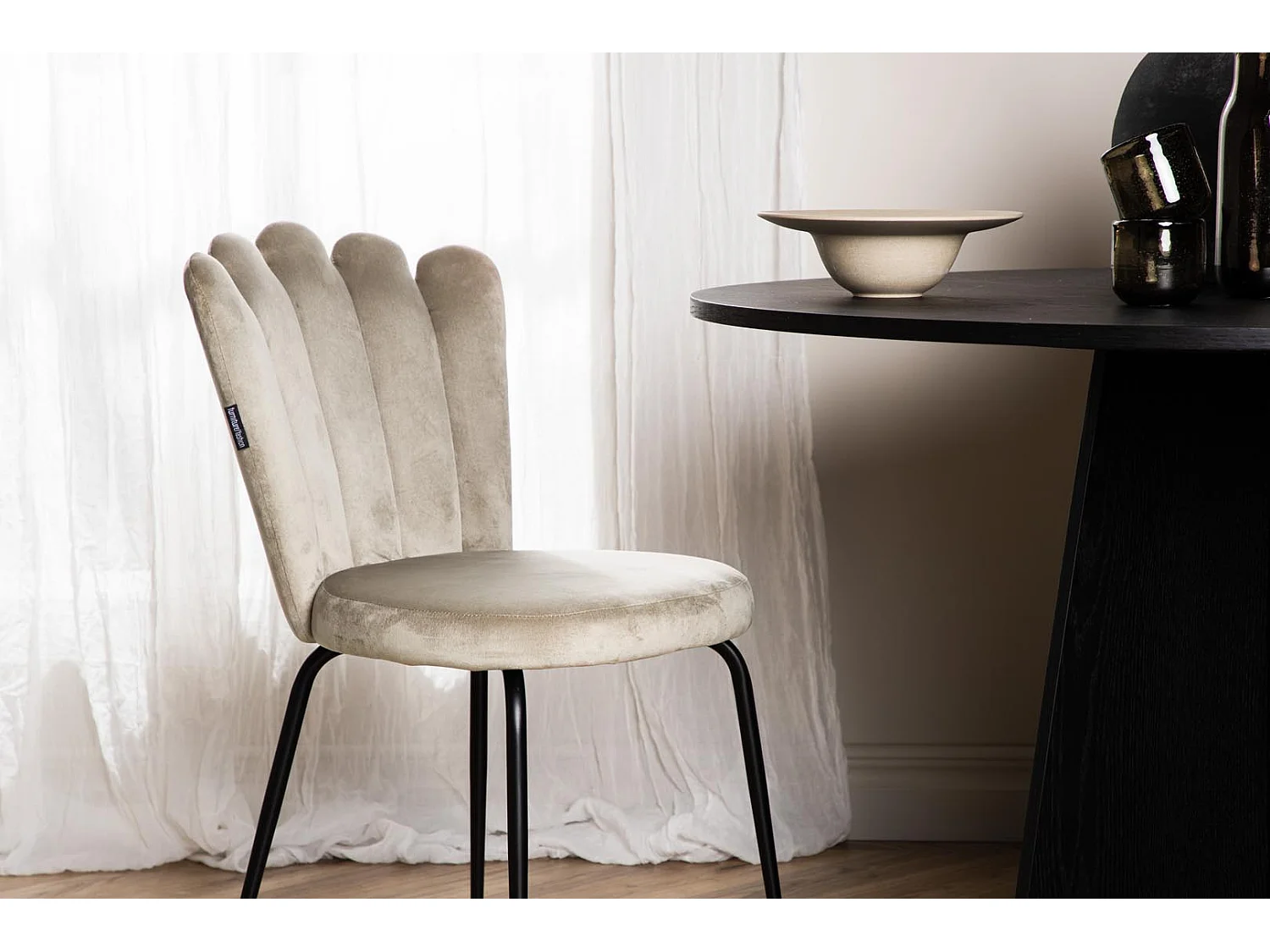 Limhamn eetkamerstoel velours beige.