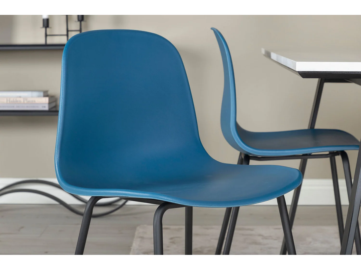 Estelle ensemble table, table marbre blanc et 4 Arctic chaises bleu, noir.