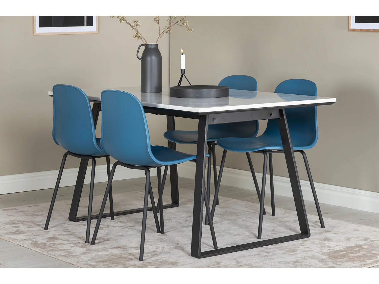 Estelle eethoek eetkamertafel marmer wit en 4 Arctic eetkamerstal blauw, zwart.