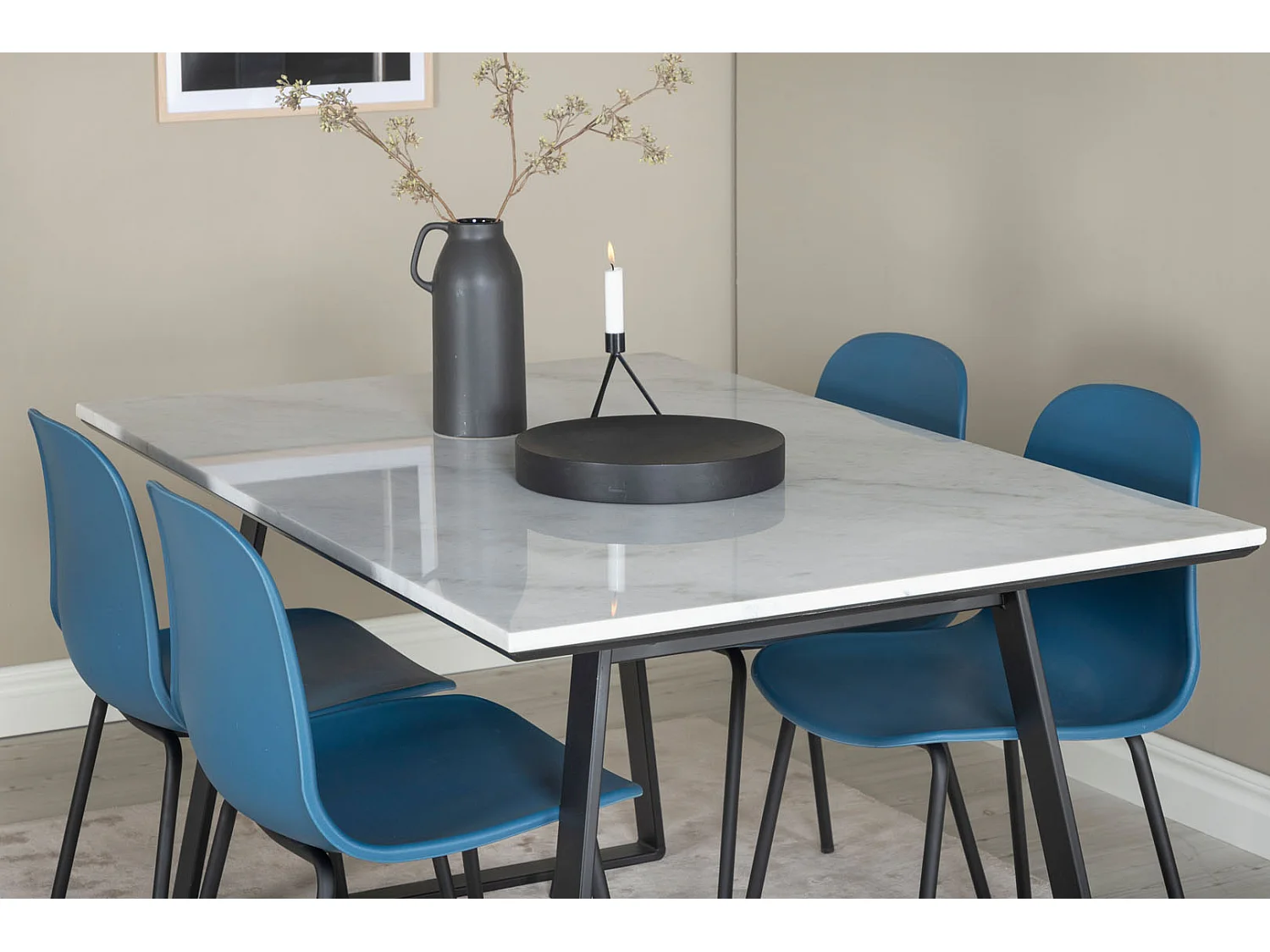 Estelle eethoek eetkamertafel marmer wit en 4 Arctic eetkamerstal blauw, zwart.