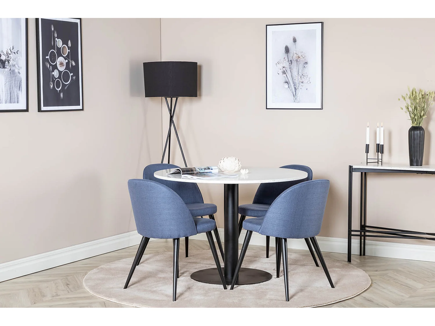 RazziaWH ensemble table, table terrazzo blanc et 4 Velvet chaises bleu.
