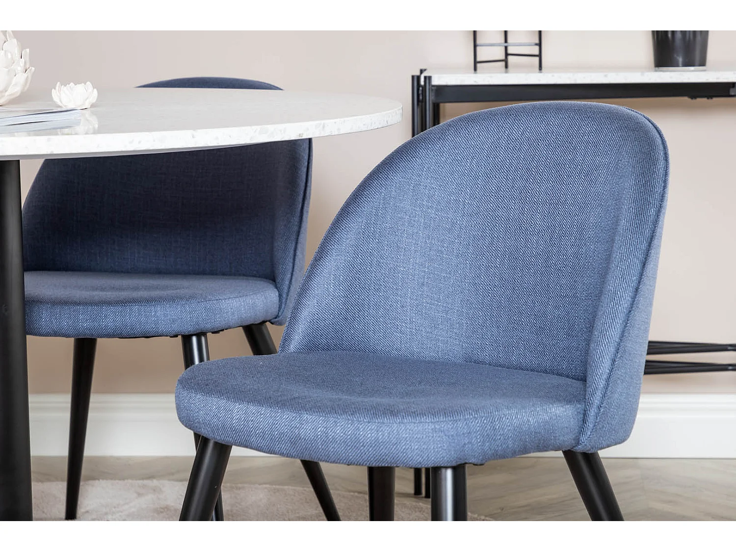RazziaWH ensemble table, table terrazzo blanc et 4 Velvet chaises bleu.