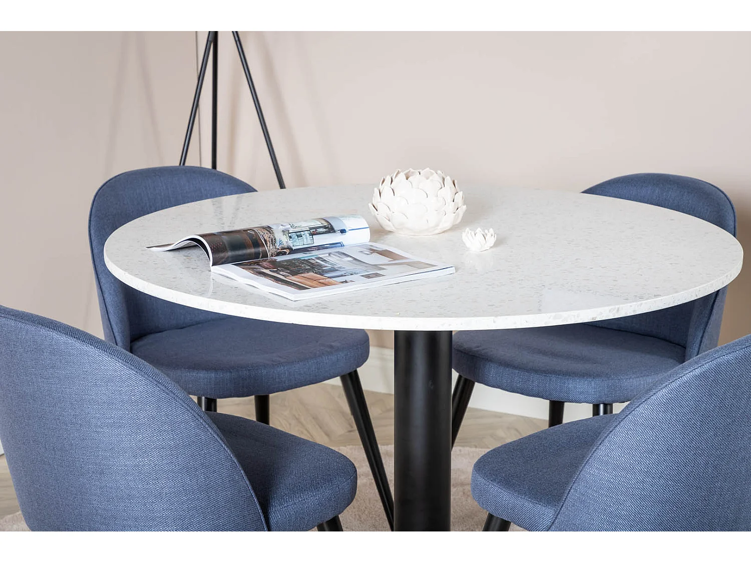 RazziaWH ensemble table, table terrazzo blanc et 4 Velvet chaises bleu.
