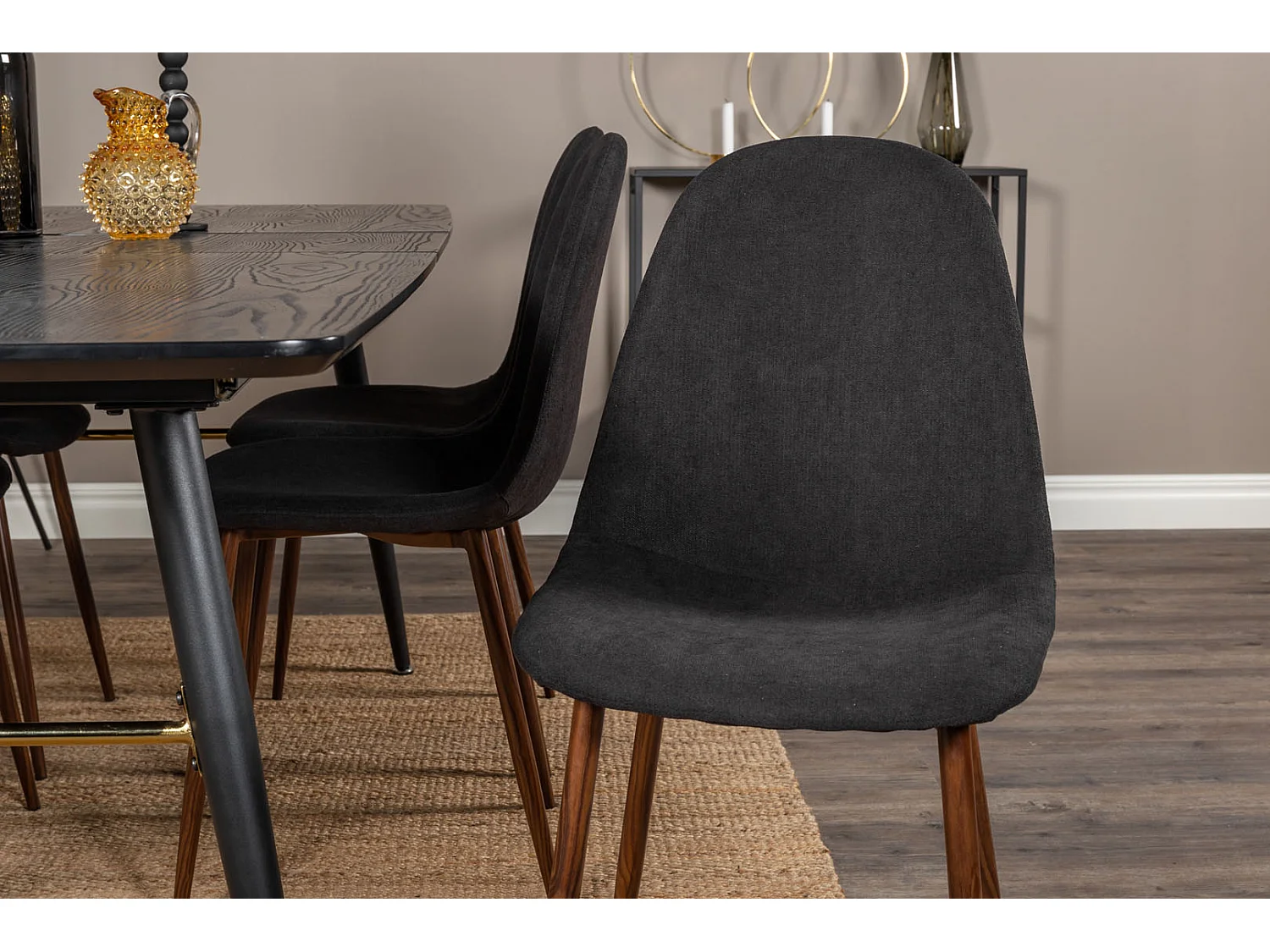 Gold eethoek eetkamertafel uitschuifbare tafel lengte cm 180 / 220 zwart en 6 Polar eetkamerstal zwart.