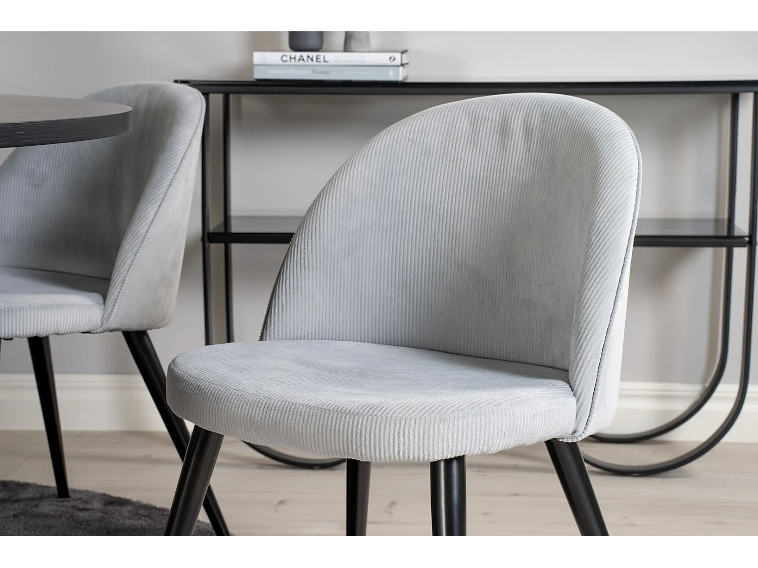 Copenhagen eethoek eetkamertafel bruin en 6 Velvet eetkamerstal fluweel lichtgrijs, zwart.