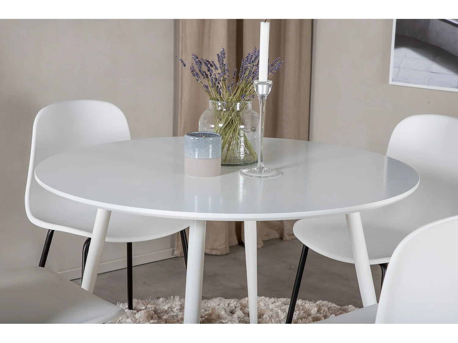 PlazaWHWH100 eethoek eetkamertafel wit en 4 Arctic eetkamerstal wit, zwart.