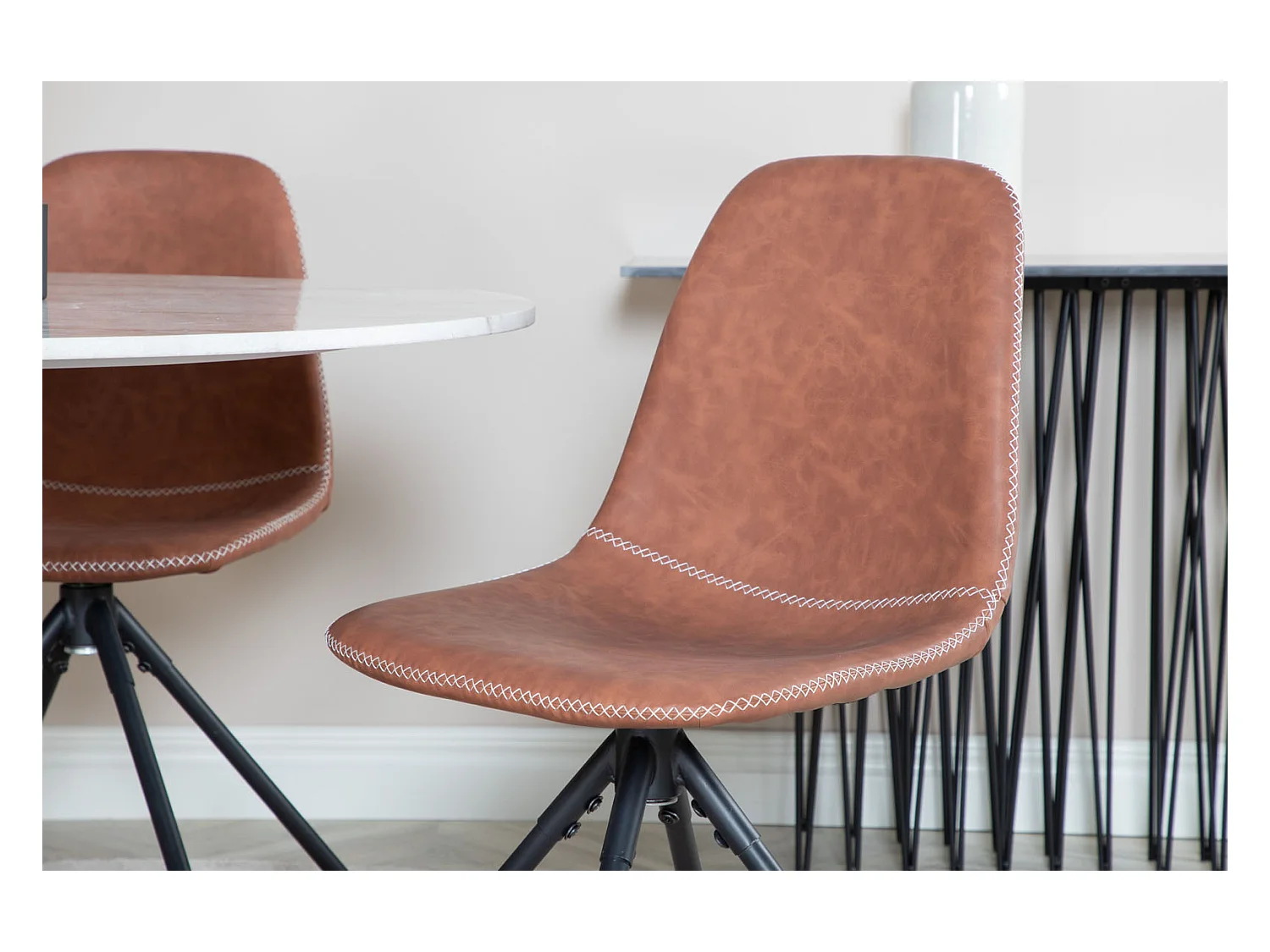 EstelleØ106WHBL ensemble table, table blanc, marbre et 4 Polar chaises Similicuir PU marron.
