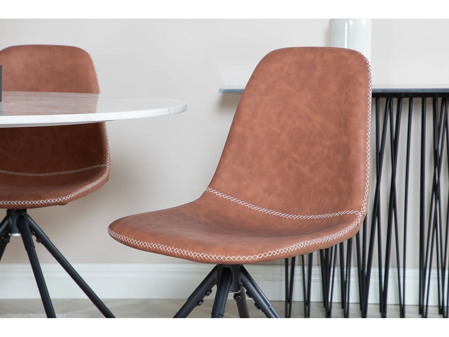 EstelleØ106WHBL ensemble table, table blanc, marbre et 4 Polar chaises Similicuir PU marron.