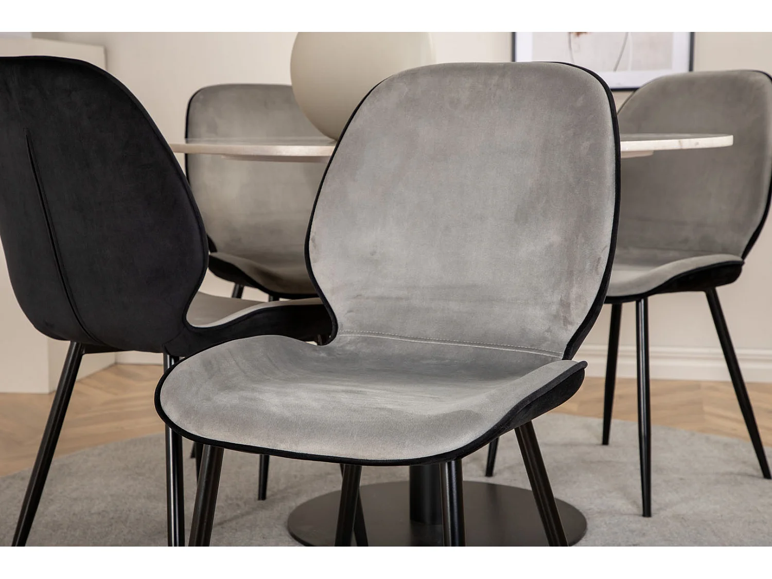 EstelleØ106WHBL ensemble table, table blanc, marbre et 4 Emma chaises Velours gris,noir.