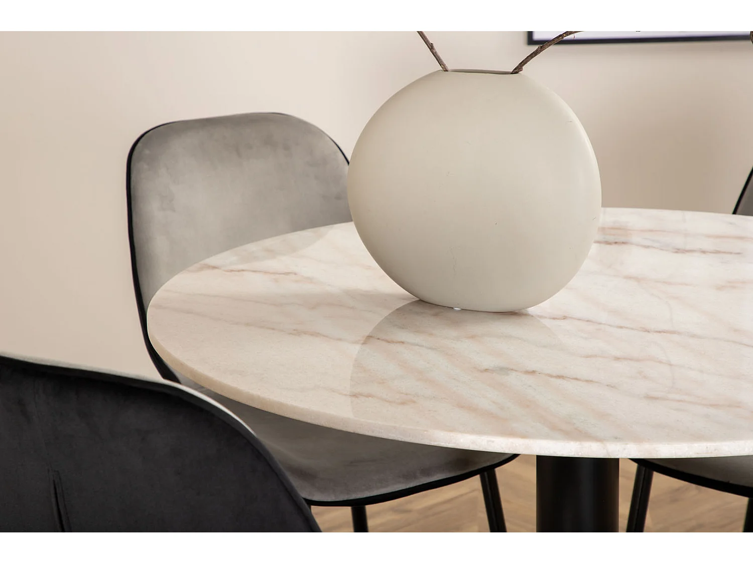 EstelleØ106WHBL ensemble table, table blanc, marbre et 4 Emma chaises Velours gris,noir.