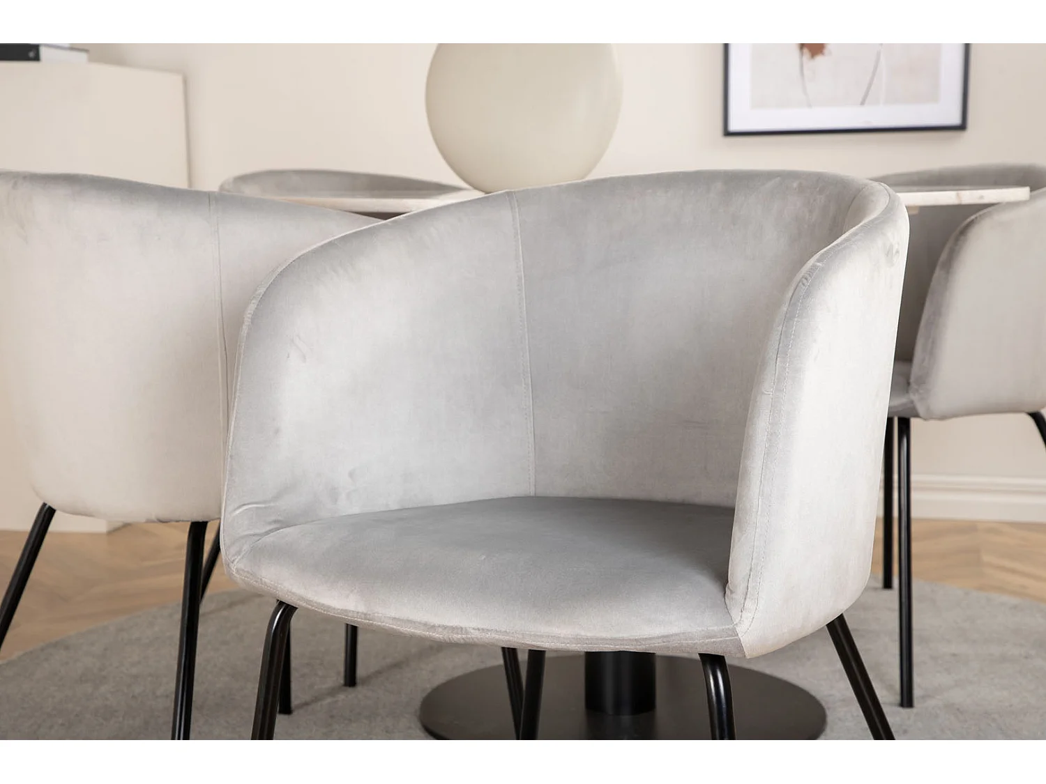 EstelleØ106WHBL ensemble table, table blanc, marbre et 4 Berit chaises Velours gris.