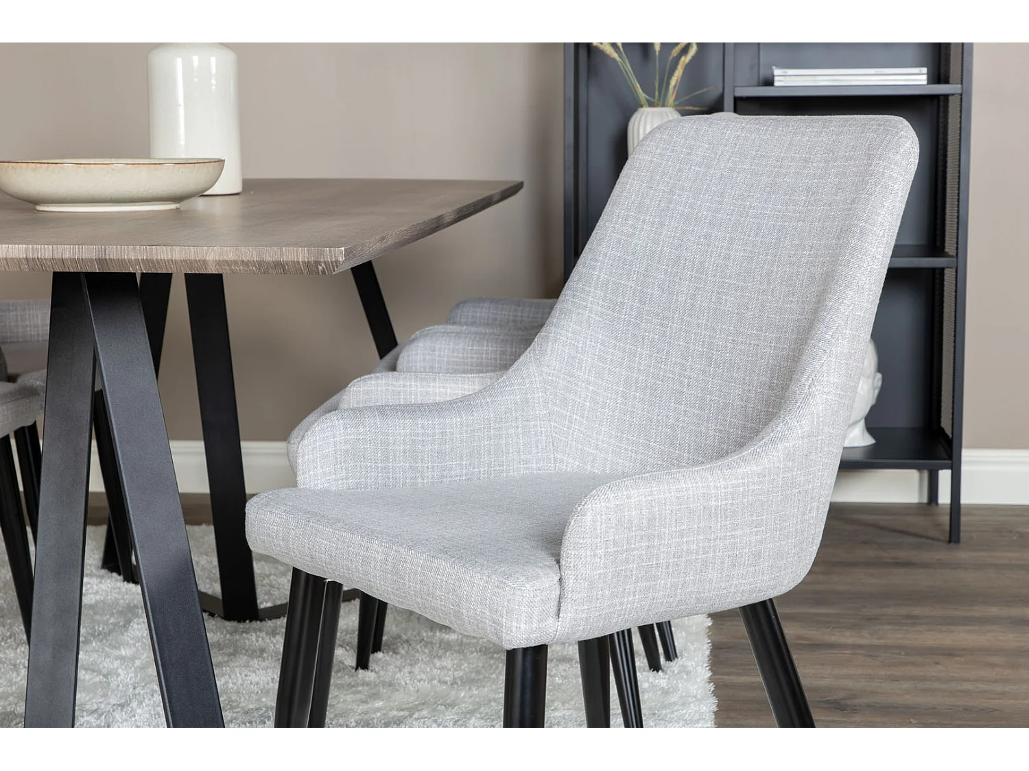 MarinaGRBL Essgruppe Esstisch El Holz dekor grau und 6 Plaza Esszimmerstühle hellgrau, schwarz.