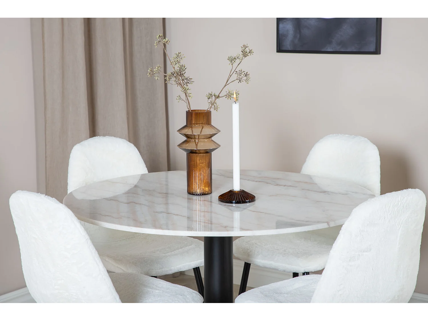 EstelleØ106WHBL eethoek eetkamertafel wit, marmer en 4 Polar Fluff eetkamerstal Teddy wit.