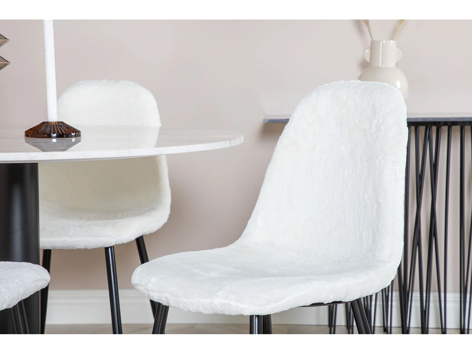 EstelleØ106WHBL Essgruppe Esstisch weiß, Marmor und 4 Polar Fluff Esszimmerstühle Teddy weiß.