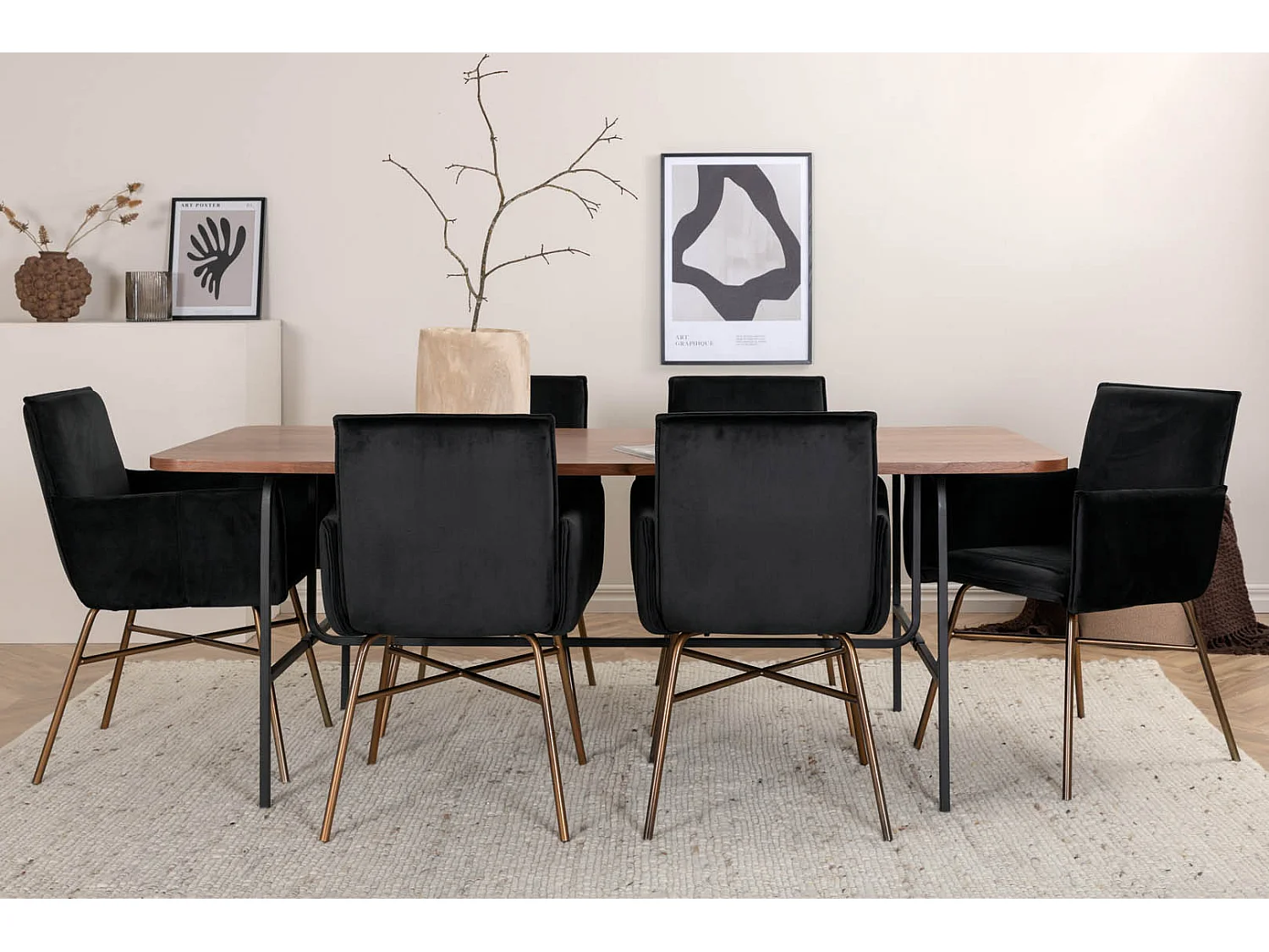 UnoWA eethoek eetkamertafel Okkernoot decor en 6 Pippi eetkamerstal velours zwart.