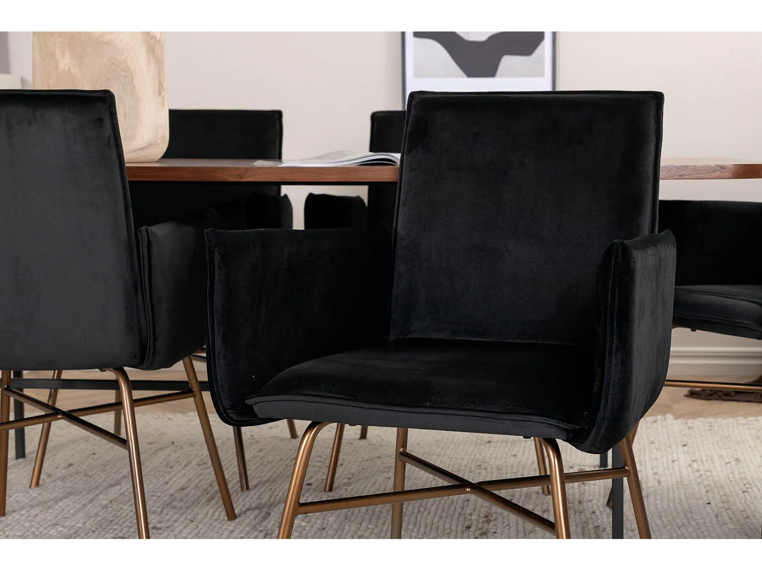 UnoWA eethoek eetkamertafel Okkernoot decor en 6 Pippi eetkamerstal velours zwart.