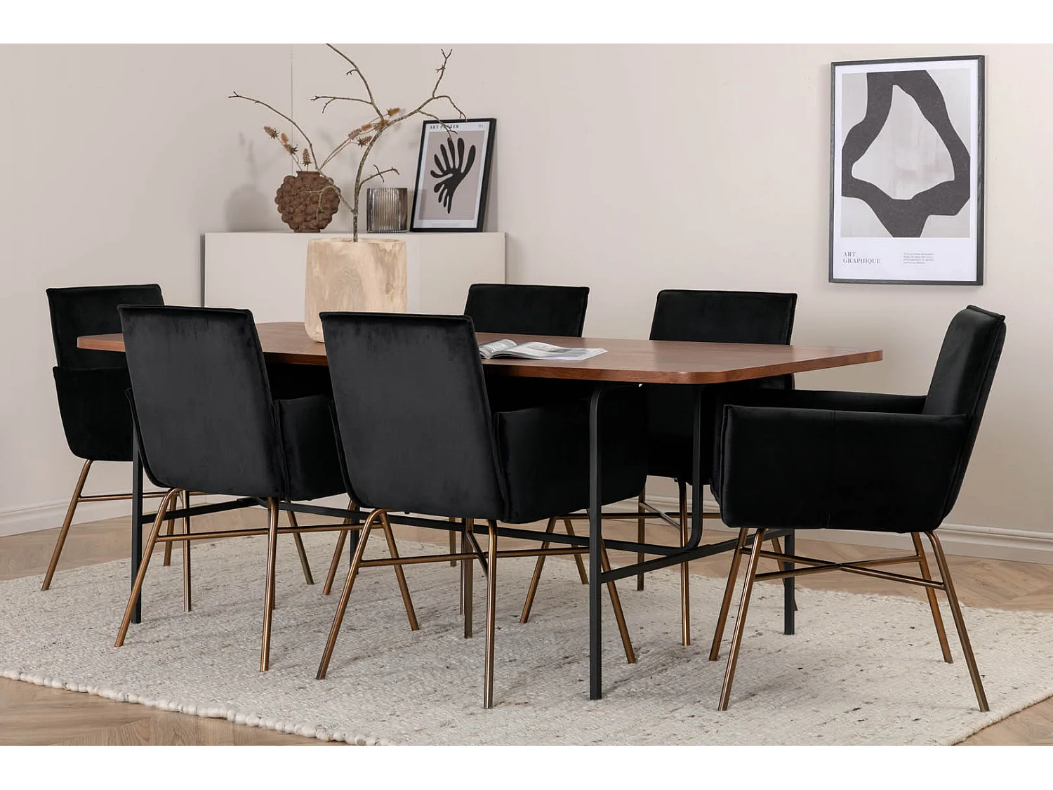 UnoWA eethoek eetkamertafel Okkernoot decor en 6 Pippi eetkamerstal velours zwart.