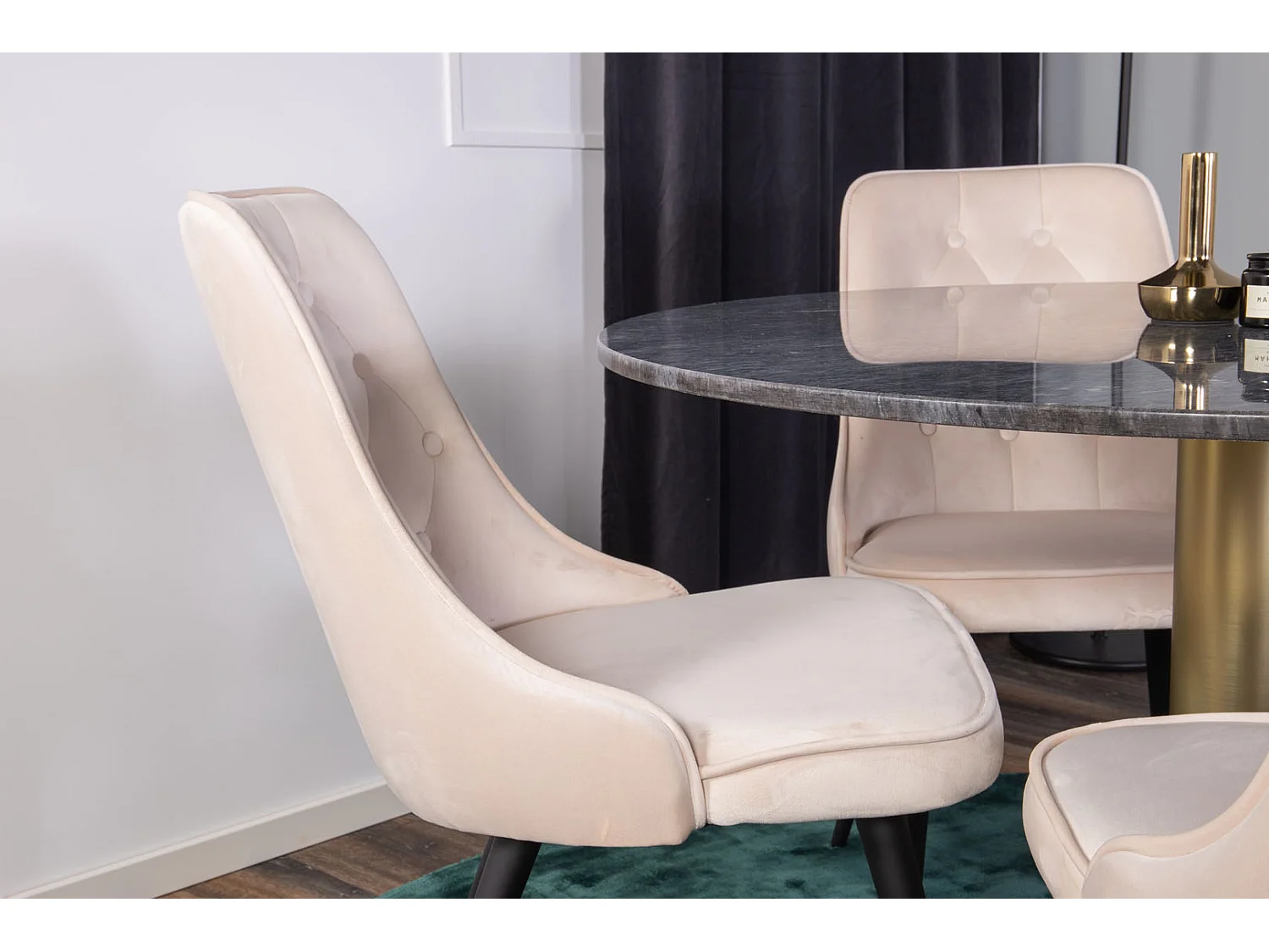 EstelleØ106BLBR ensemble table, table noir, marbre et 4 Velvet Deluxe chaises Velours beige, noir.