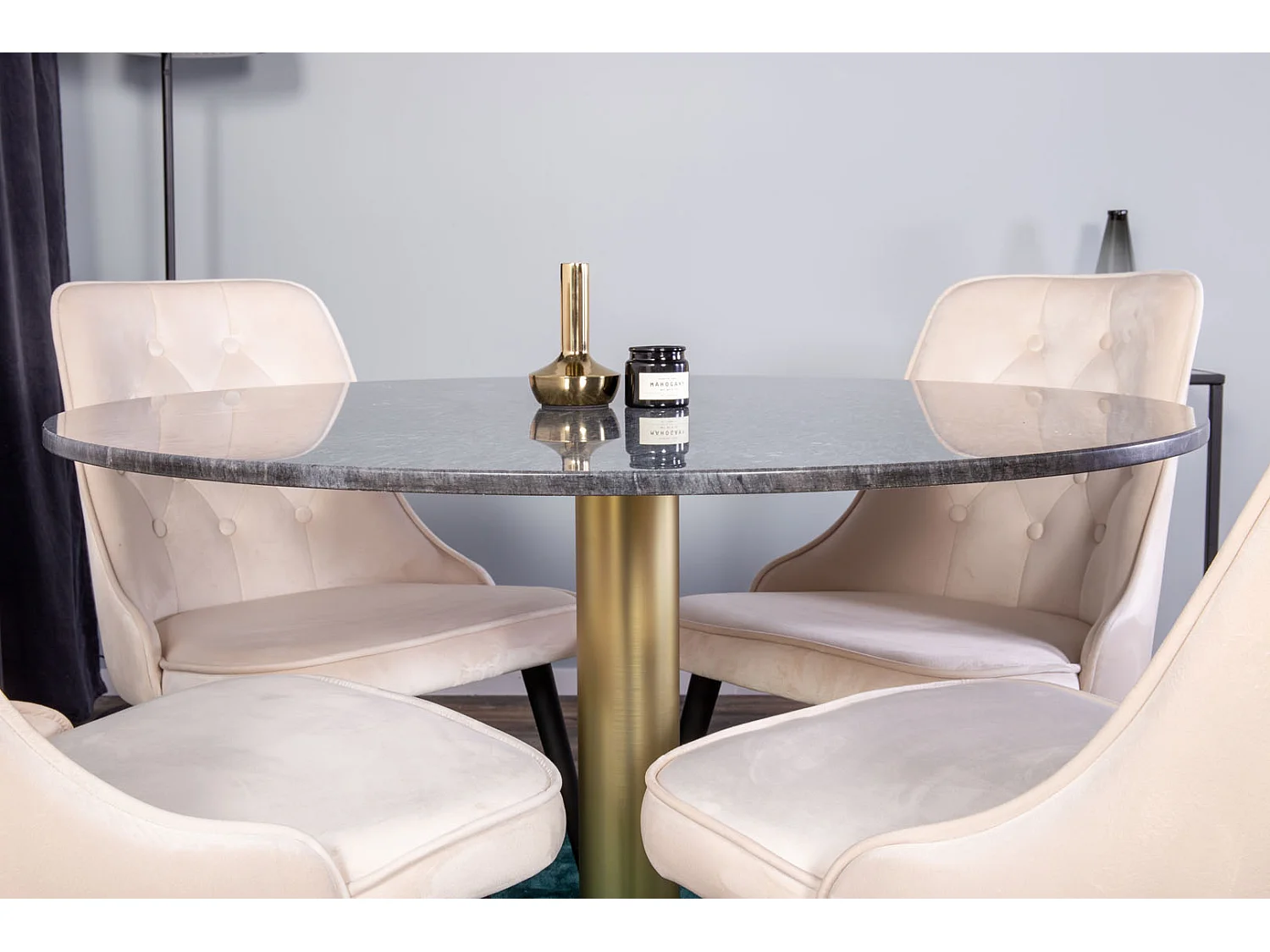 EstelleØ106BLBR ensemble table, table noir, marbre et 4 Velvet Deluxe chaises Velours beige, noir.