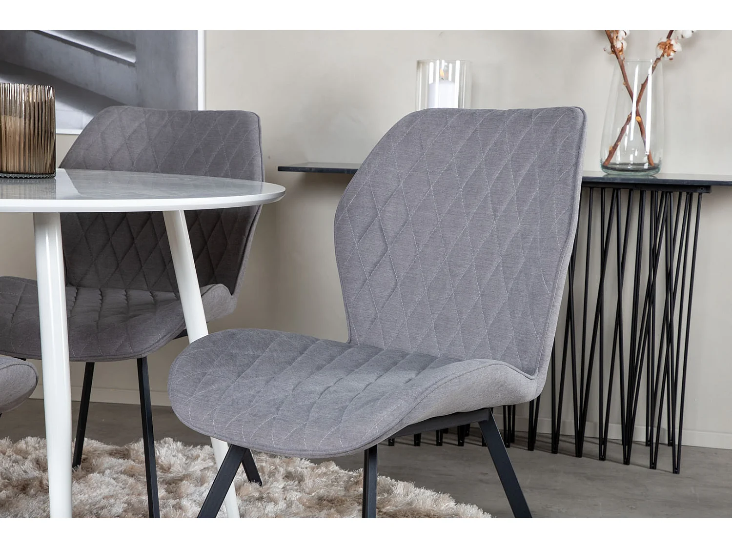 PlazaWHWH100 eethoek eetkamertafel wit en 4 Gemma eetkamerstal grijs.