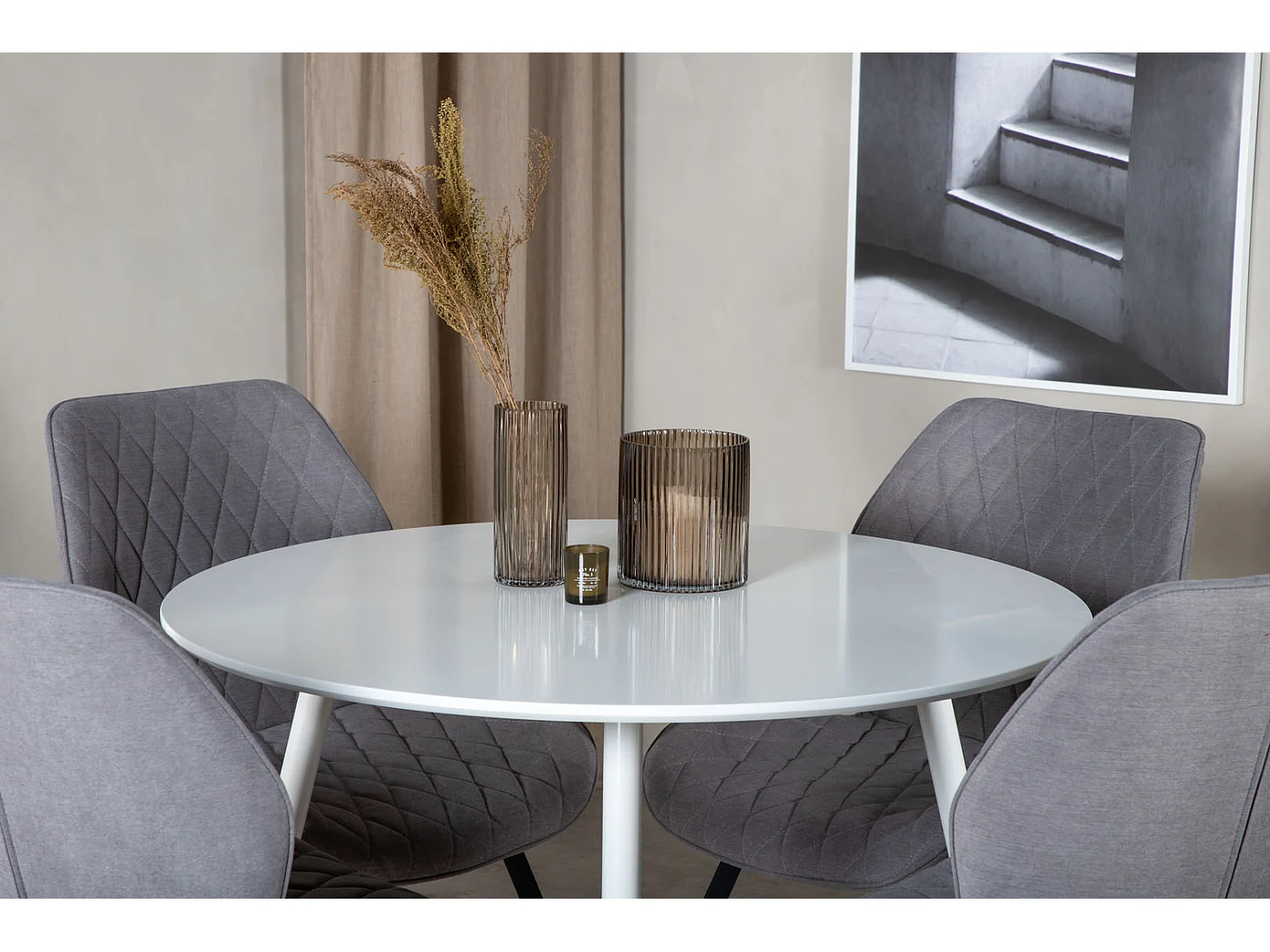 PlazaWHWH100 eethoek eetkamertafel wit en 4 Gemma eetkamerstal grijs.