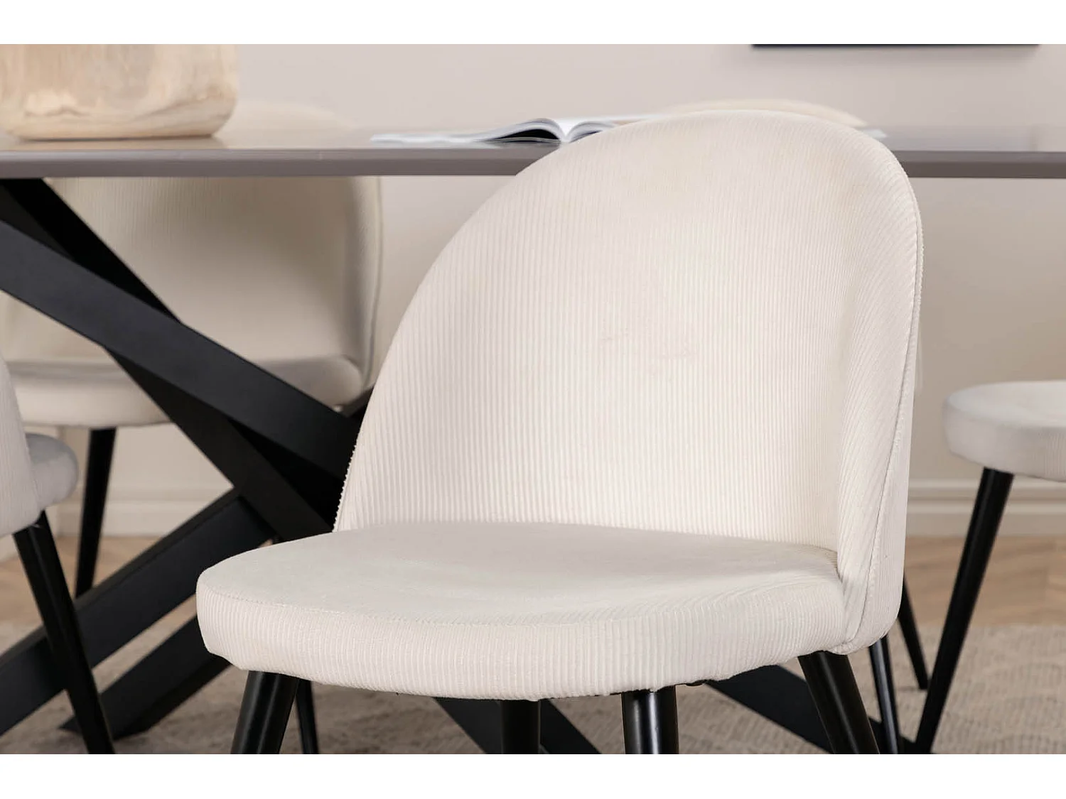 PiazzaGRBL Essgruppe Esstisch grau und 6 Velvet Esszimmerstühle Samt beige, schwarz.