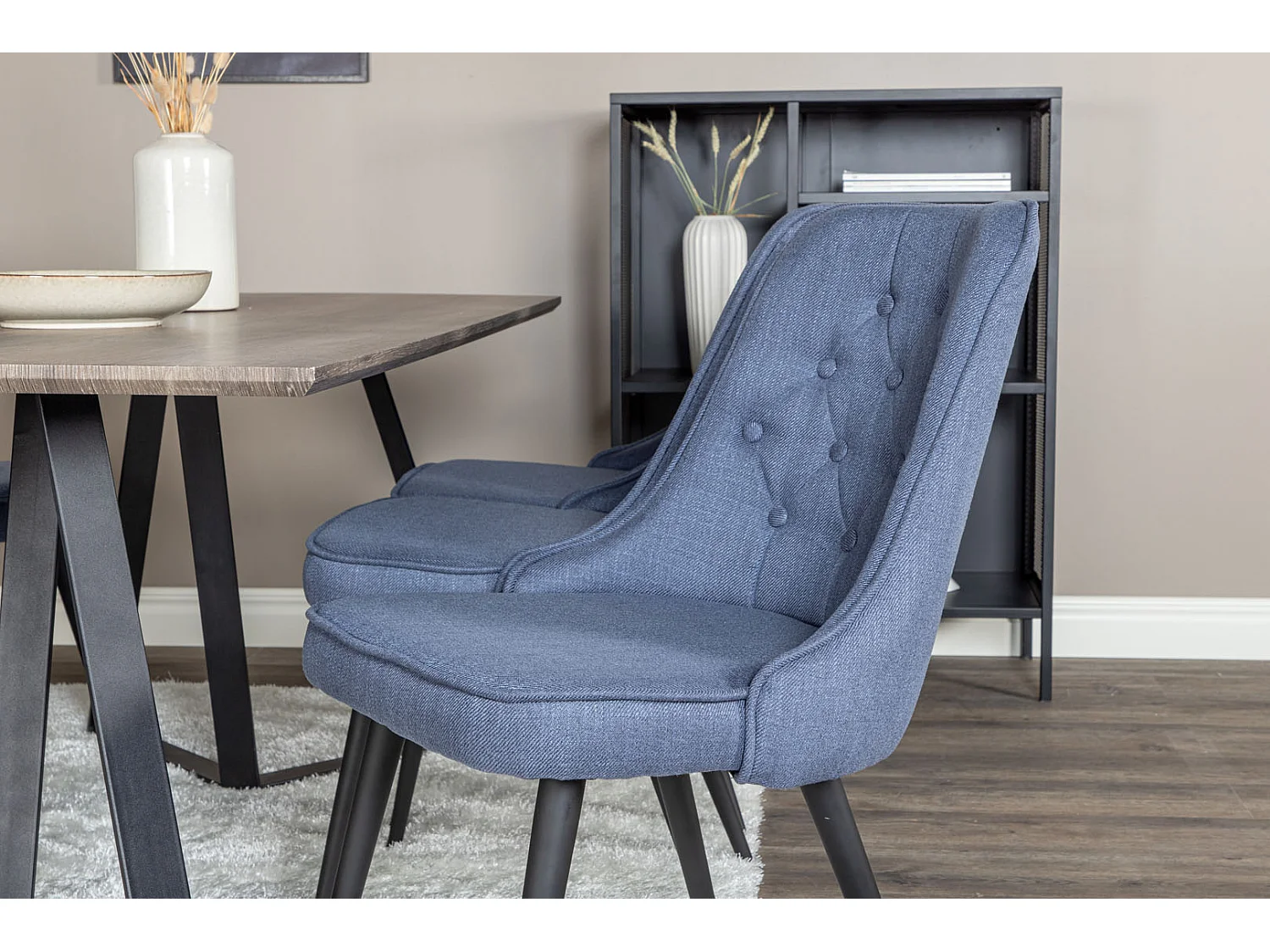 MarinaGRBL ensemble table, table El bois décor gris et 6 Velvet Deluxe chaises bleu, noir.