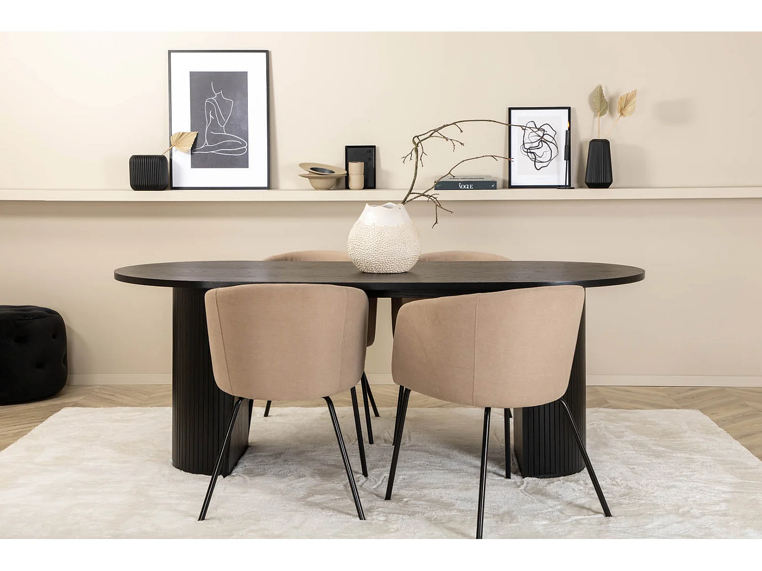 BiancaBL ensemble table, table noir et 4 Berit chaises beige.
