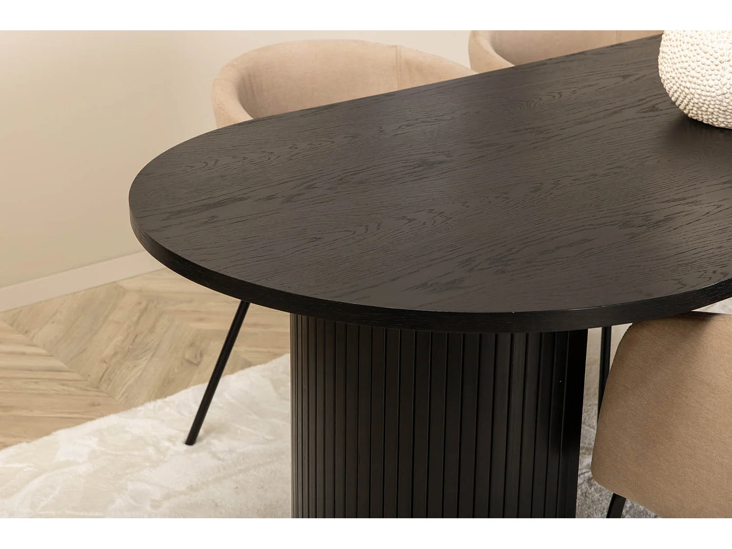 BiancaBL ensemble table, table noir et 4 Berit chaises beige.