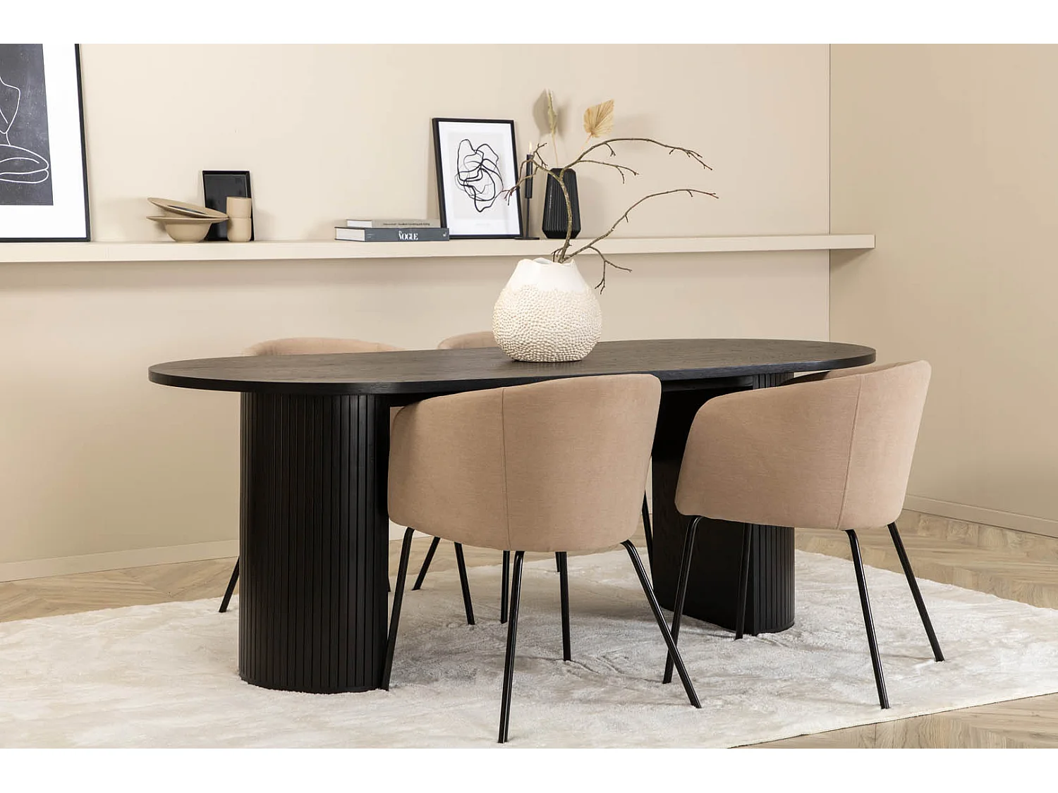 BiancaBL ensemble table, table noir et 4 Berit chaises beige.