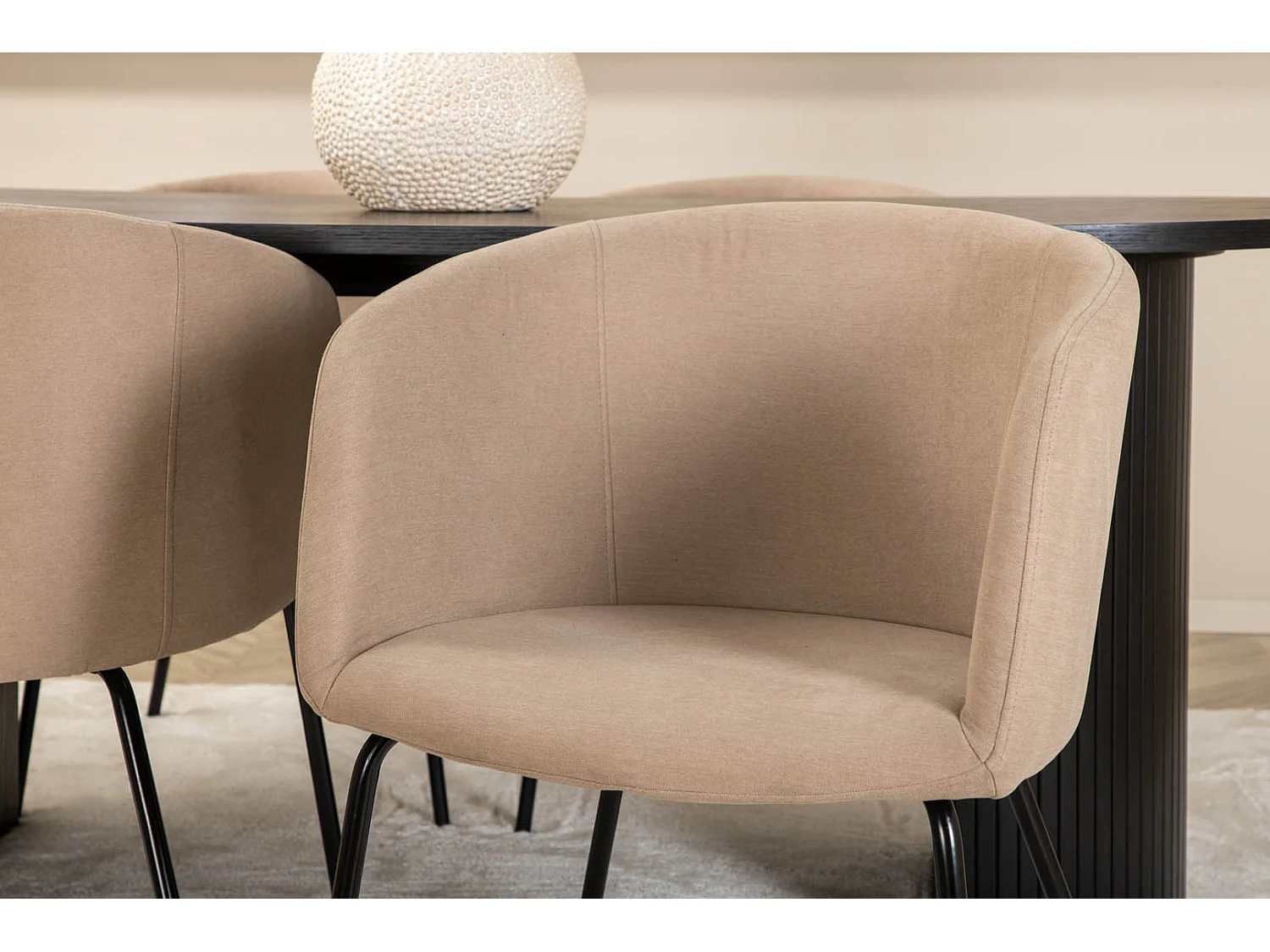 BiancaBL ensemble table, table noir et 4 Berit chaises beige.