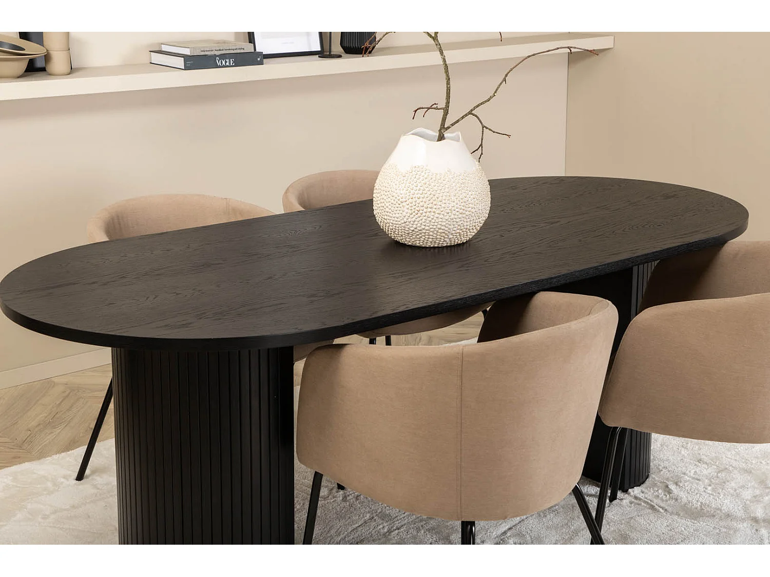 BiancaBL ensemble table, table noir et 4 Berit chaises beige.