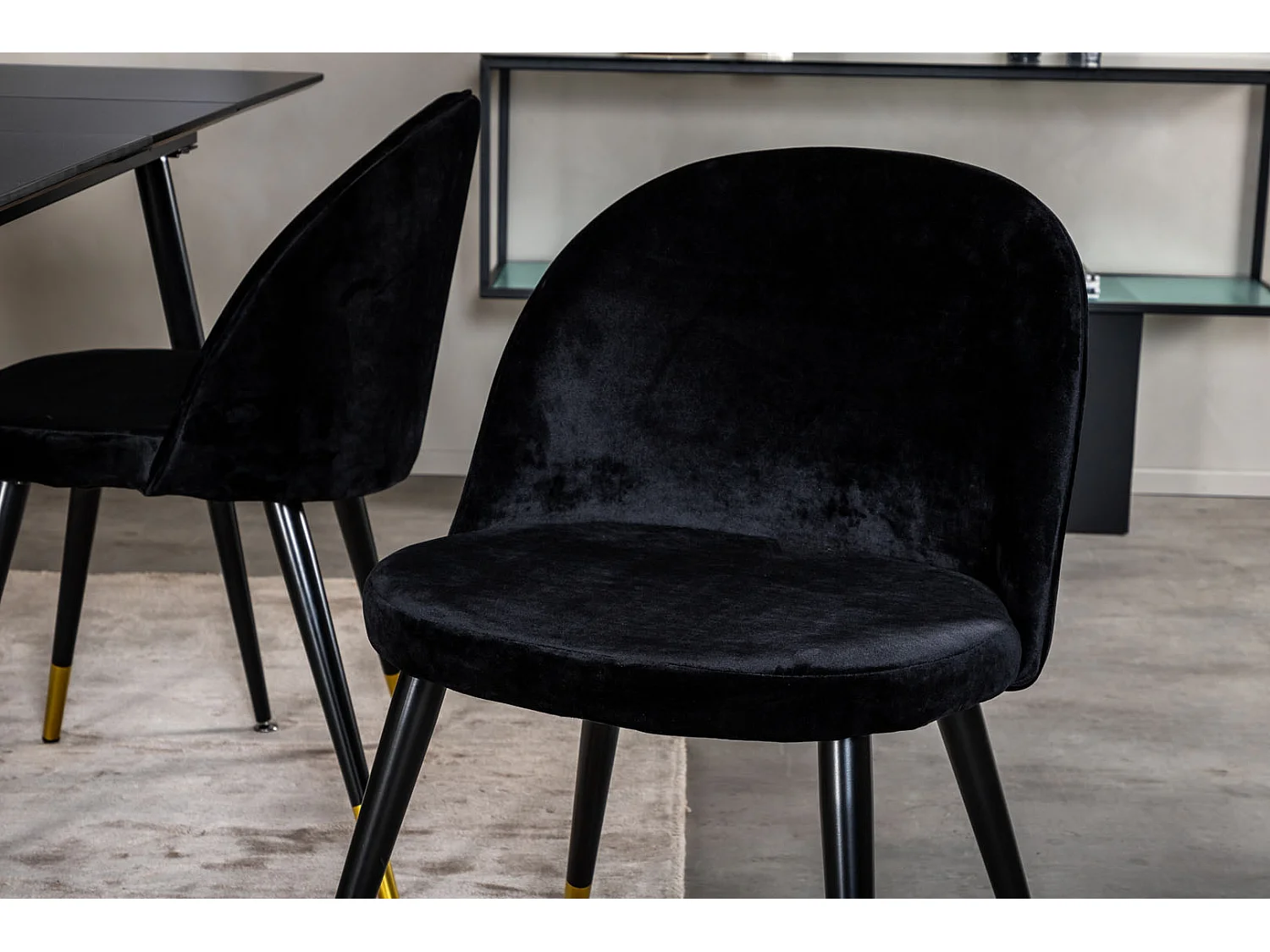 SilarBLExt eethoek eetkamertafel uitschuifbare tafel lengte cm 120 / 160 zwart en 4 Velvet eetkamerstal velours zwart, messing decor.