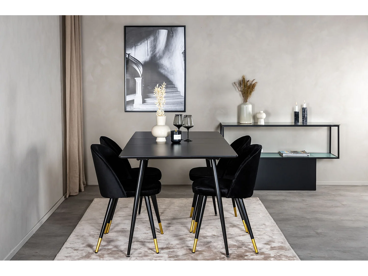 SilarBLExt eethoek eetkamertafel uitschuifbare tafel lengte cm 120 / 160 zwart en 4 Velvet eetkamerstal velours zwart, messing decor.