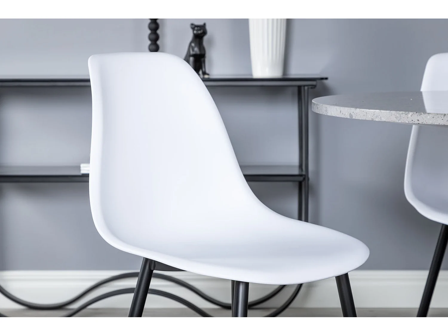 RazziaGR ensemble table, table terrazzo gris et 4 Polar chaises blanc.