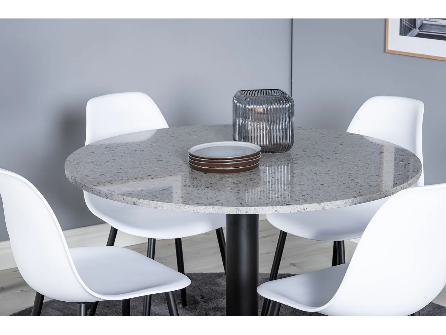 RazziaGR ensemble table, table terrazzo gris et 4 Polar chaises blanc.