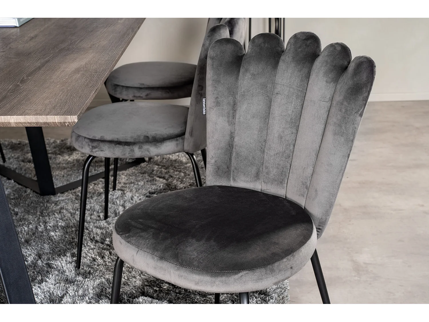 MarinaGRBL eethoek eetkamertafel el hout decor grijs en 6 Limhamn eetkamerstal velours grijs.