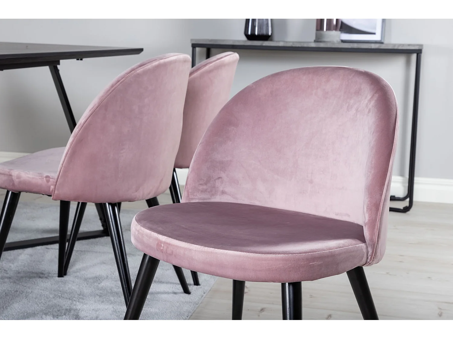 MarinaBLBL ensemble table, table noir et 6 Velvet chaises Velours rose, noir.