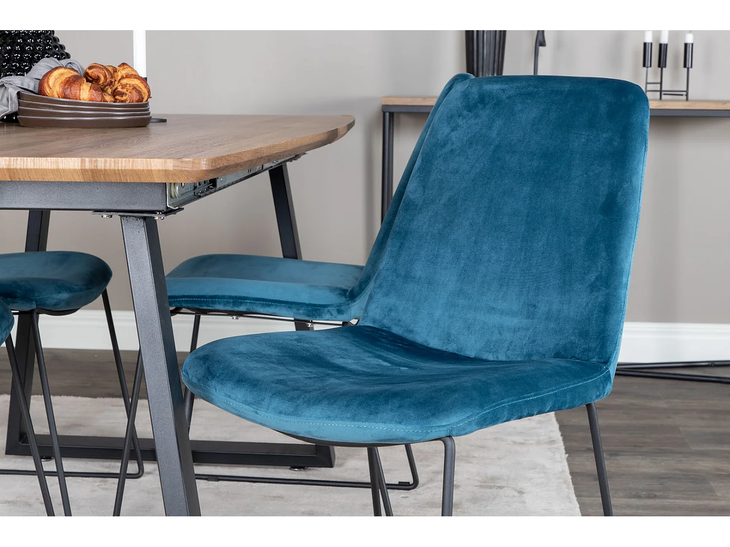 IncaNABL ensemble table, table extensible longueur cm160 / 200 El bois décor et 4 Muce chaises Velours bleu.