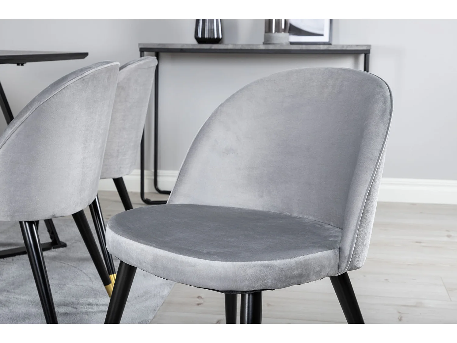 MarinaBLBL ensemble table, table noir et 6 Velvet chaises Velours grisclair.