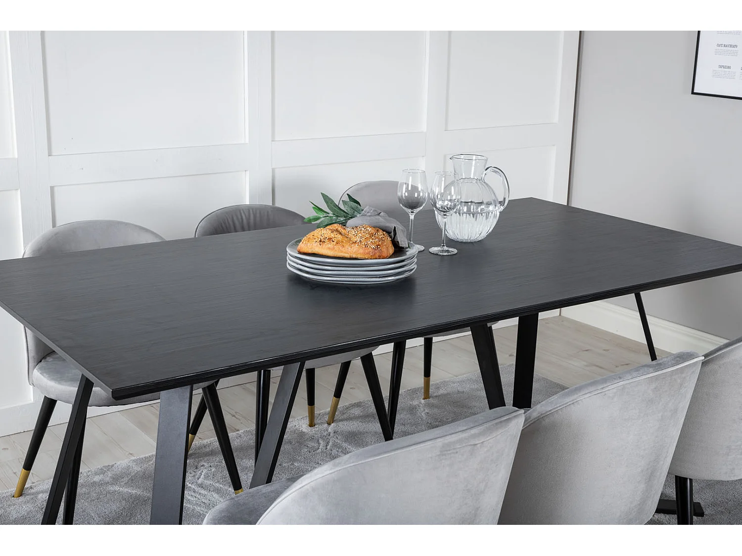 MarinaBLBL eethoek eetkamertafel zwart en 6 Velvet eetkamerstal velours lichtgrijs.