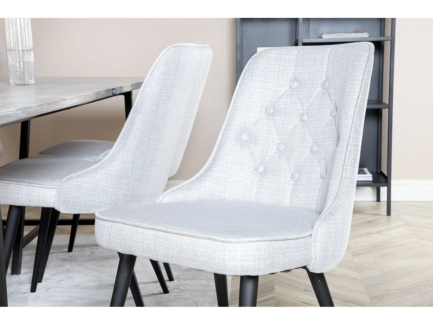 Jepara ensemble table, table teck et 6 Velvet Deluxe chaises grisclair, noir.