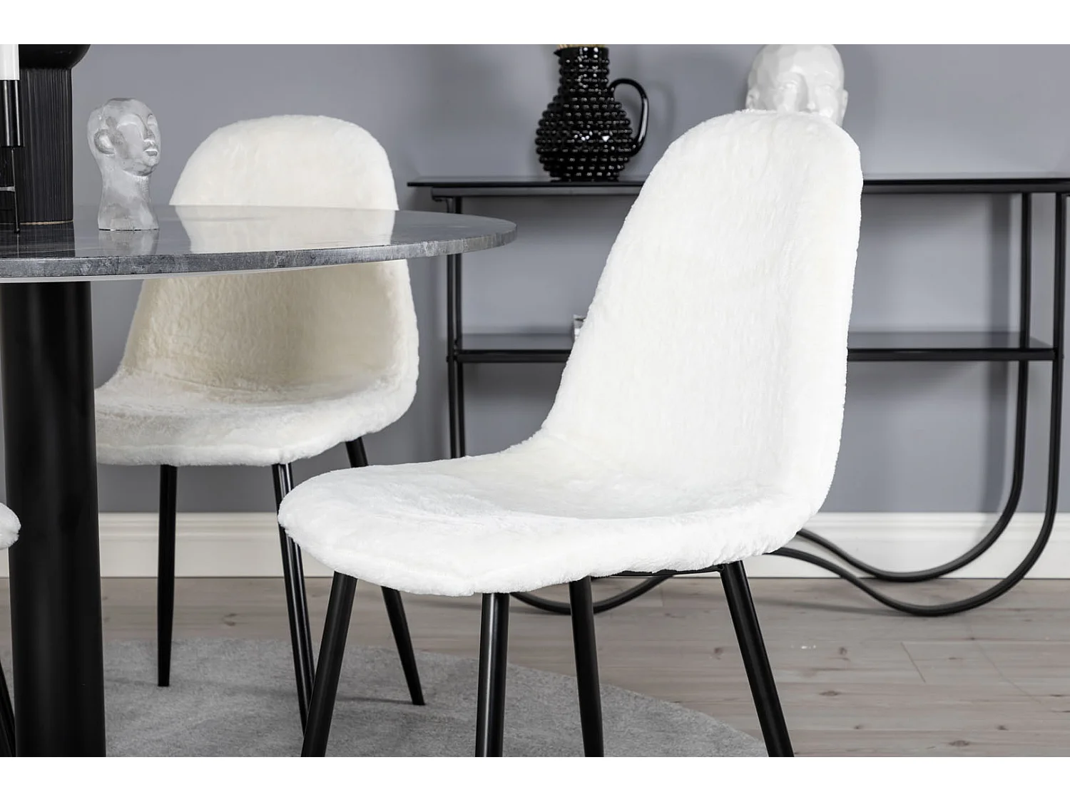 EstelleØ106BLBL ensemble table, table noir, marbre et 4 Polar Fluff chaises Teddy blanc.
