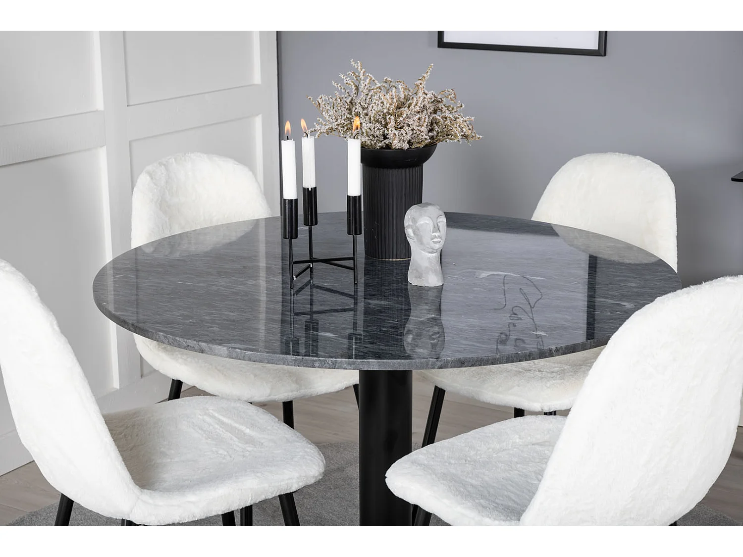 EstelleØ106BLBL ensemble table, table noir, marbre et 4 Polar Fluff chaises Teddy blanc.
