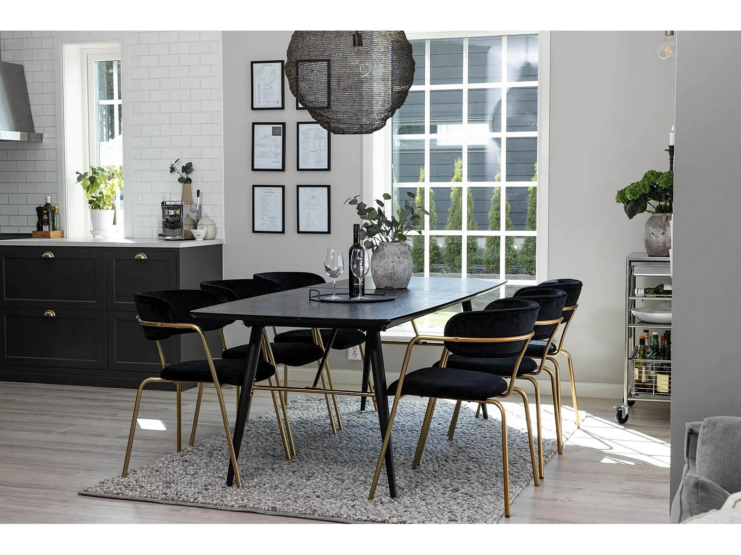 Gold ensemble table, table extensible longueur cm180 / 220 noir et 6 Arrow chaises Velours noir.
