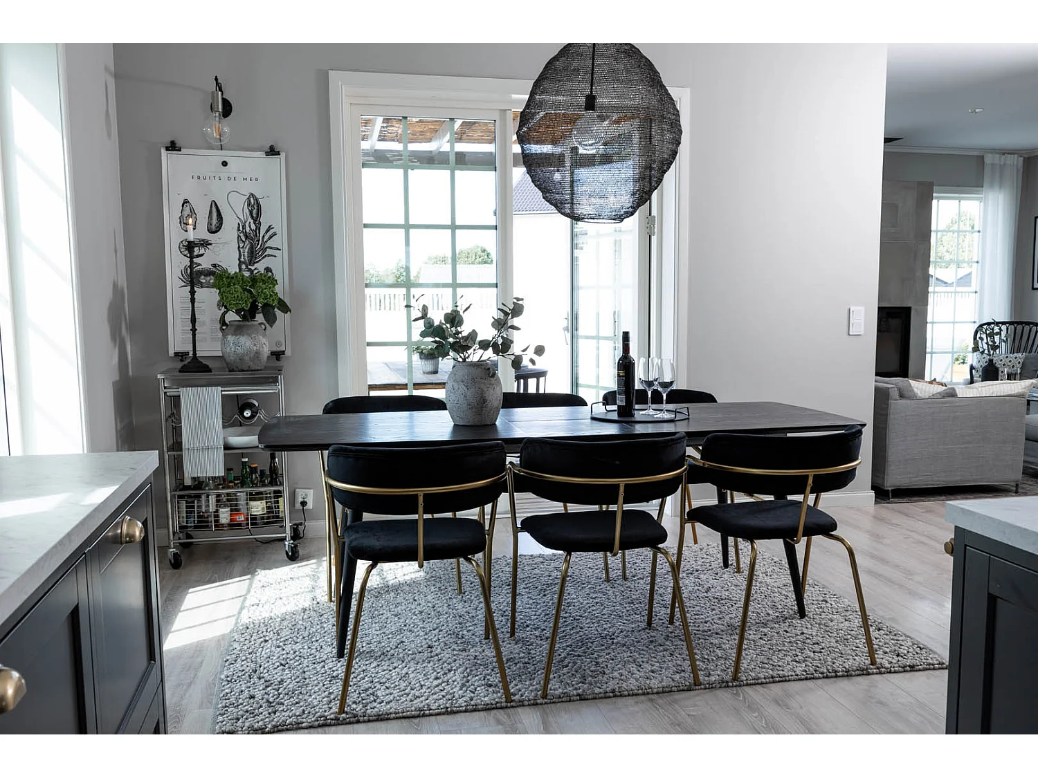 Gold ensemble table, table extensible longueur cm180 / 220 noir et 6 Arrow chaises Velours noir.