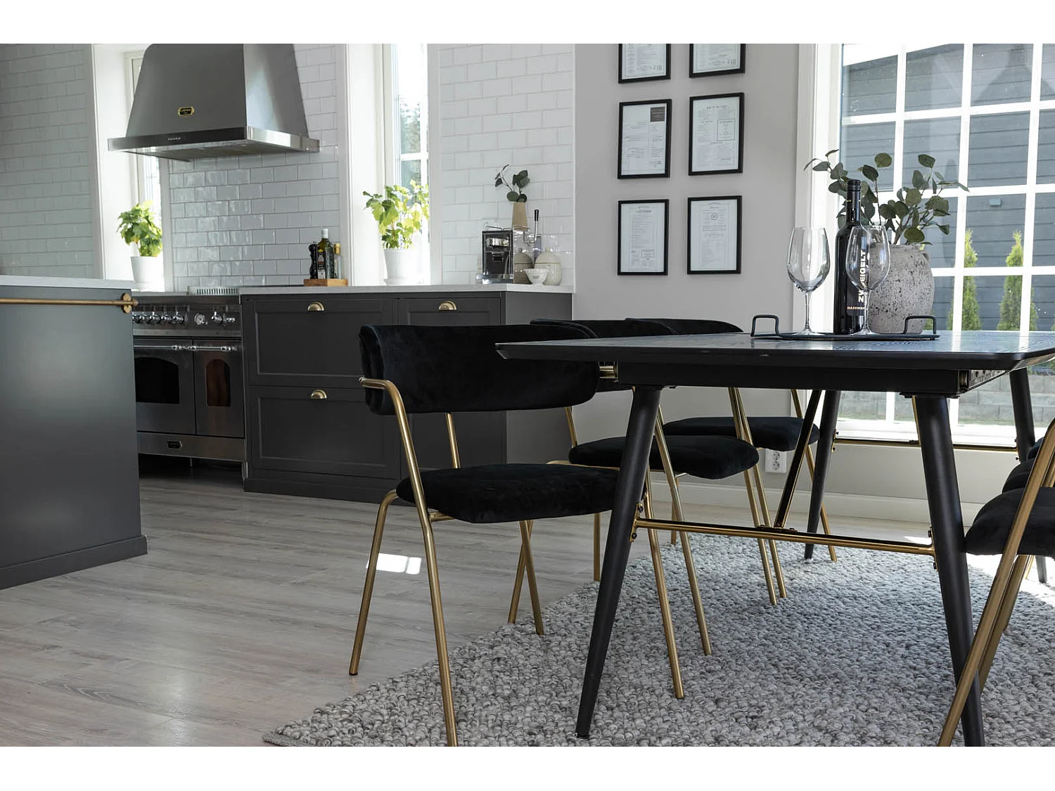 Gold ensemble table, table extensible longueur cm180 / 220 noir et 6 Arrow chaises Velours noir.