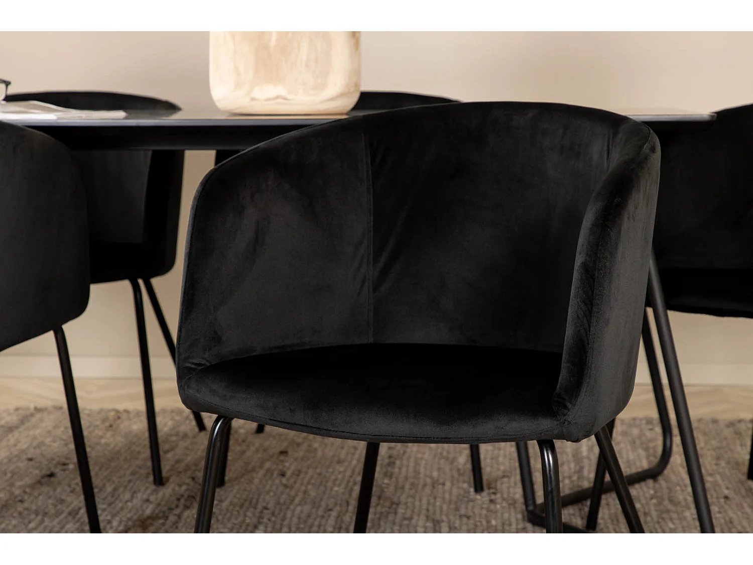 PippiBL ensemble table, table noir et 6 Berit chaises Velours noir.