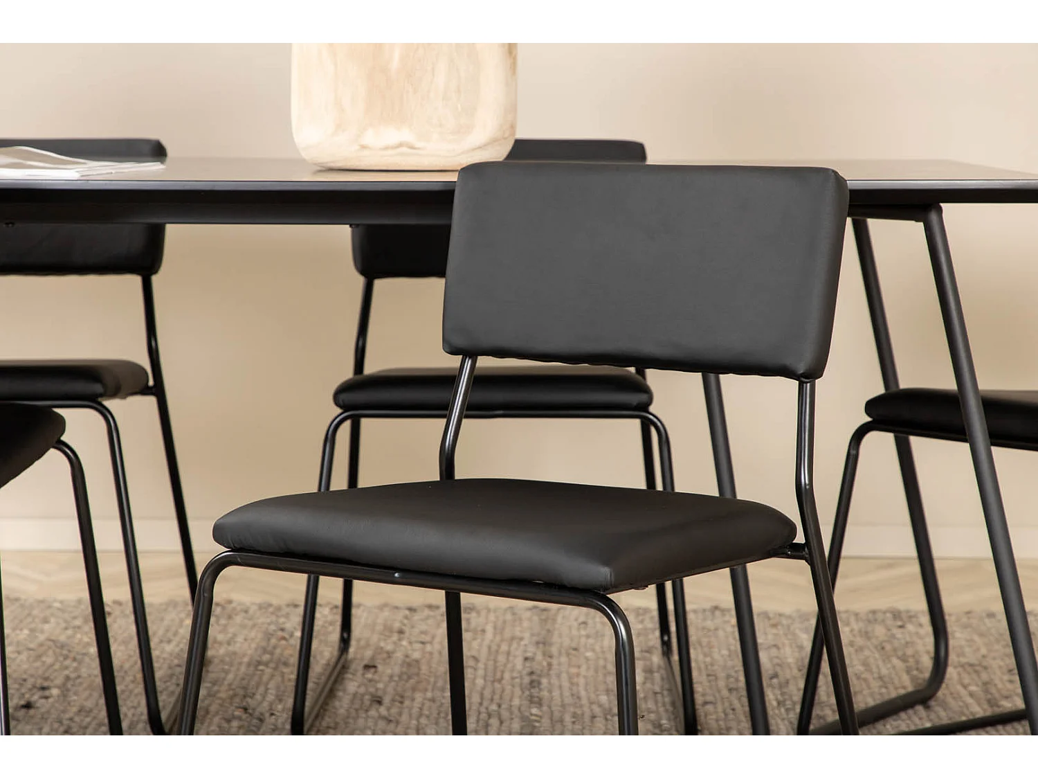 PippiBL Essgruppe Esstisch schwarz und 6 Kenth Esszimmerstühle PU Kunstleder schwarz.